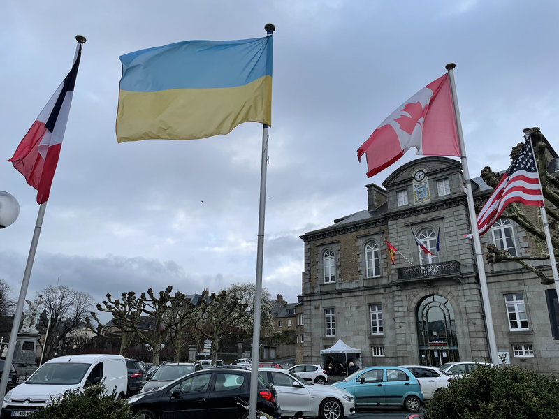 Avranches_mairie_place-Litté_Ukraine_drapeau_ukranien_Hotel-de-ville_2022