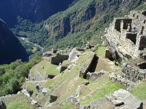 Vue sur la vallée et vestiges d'édifices incas dans la ville basse