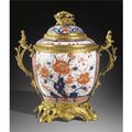 Beau vase couvert en <b>porcelaine</b> de <b>Chine</b> Imari, d'époque Kangxi (1662-1722) à monture de bronze doré d'époque Louis XV, vers 174