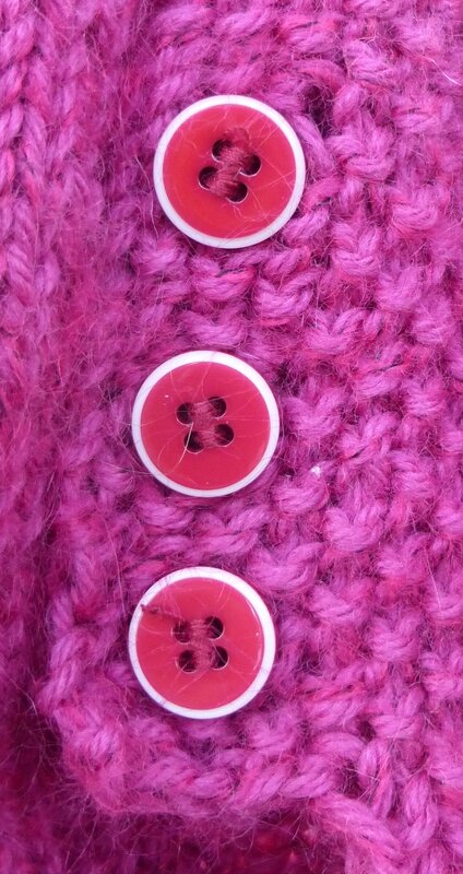 03 tablier framboise boutons