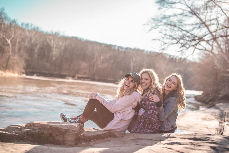 Un groupe de filles près d’un lac