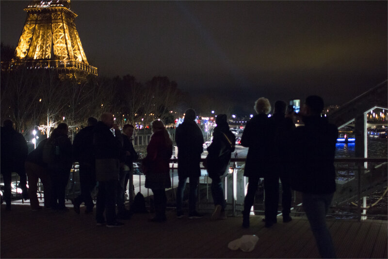 Paris 31122018 01012019 ym 18 Tour Eiffel foule poche plastique