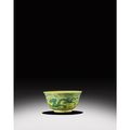 Un bol et un vase en porcelaine sur fond jaune. Chine, dynastie Qing, marque et époque Qianlong (1736-1795)