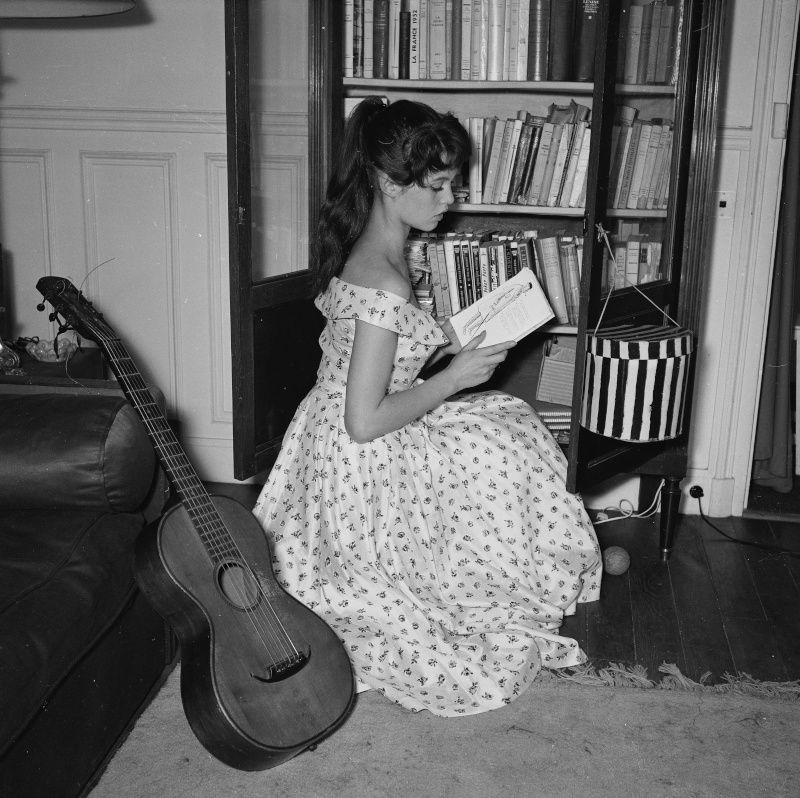 1955-chez_bb-par_gaston-robe_fleur-020-1