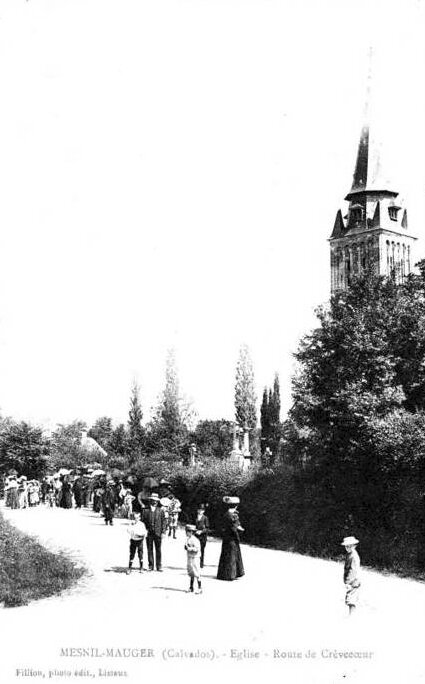 Le Mesnil-Mauger - l'église et sortie de messe