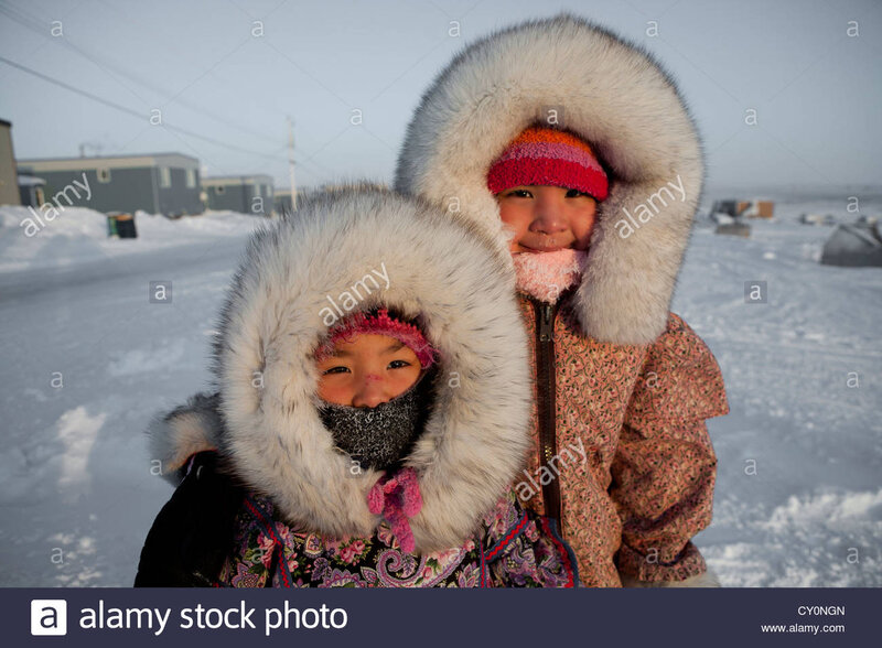 filles-inuit-au-polenord-cy0ngn