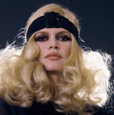 1968-studio-perruque_blonde_bouclee-par_jicky-011-1