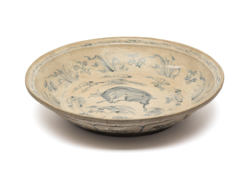 A large Annamese blue and white dish, 15-16th century