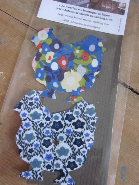 Carte de 2 pinces à cheveux POULE - l'une en coton bleu majorelle fleuri multicolore, l'autre en coton fleuri gris marine ciel