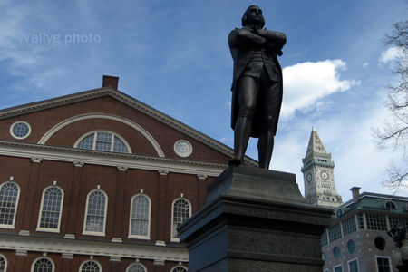 Boston_Faneuil_Hall_et_Samuel_Adams