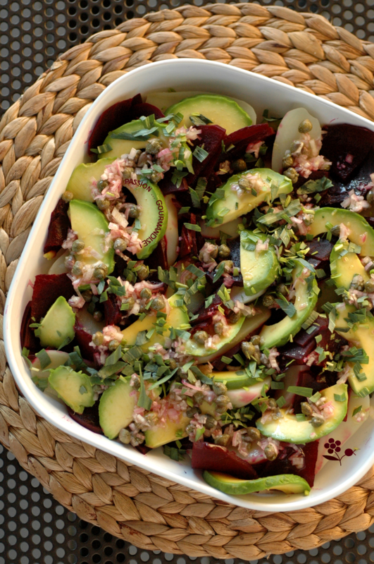 Salade pomme de terre, betterave, avocat, sauce vinaigrette échalote-câpres, estragon