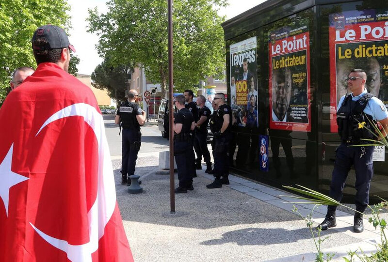 Des pro-Erdogan font retirer d'un kiosque la une du Point qualifiant le président de «dictateur» Le Pontet Gendarmes kiosque