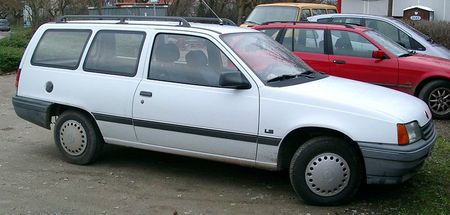 800px-Opel_Kadett_Kombi_Delvant