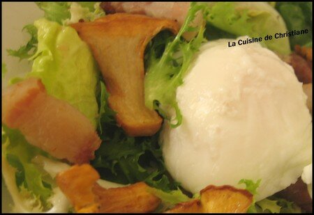 Salade_fris_e_girolles__lardons_et_oeuf_poch_