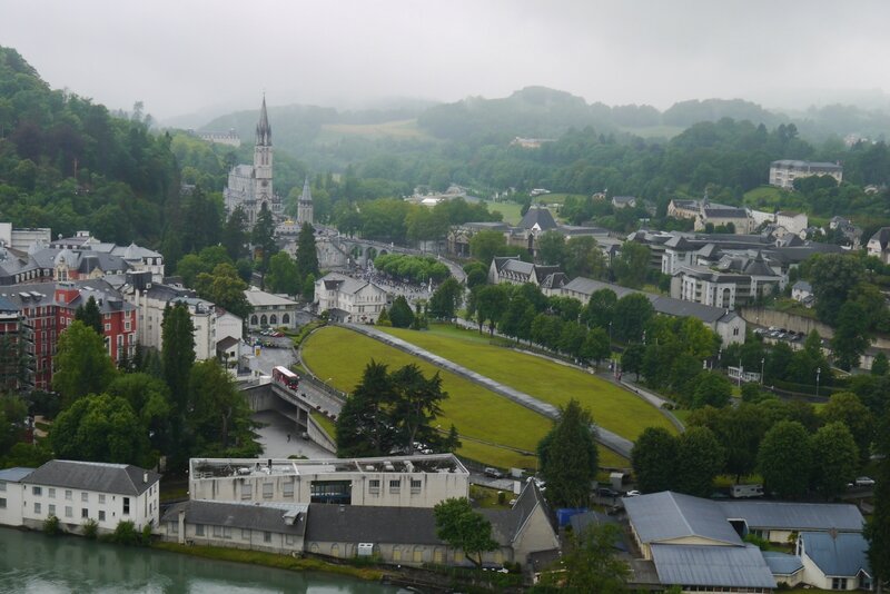 Sanctuaire de Lourdes (le gros ovale, c'est le toit de la basilique Pie X)