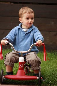 Adrien sur le tricycle