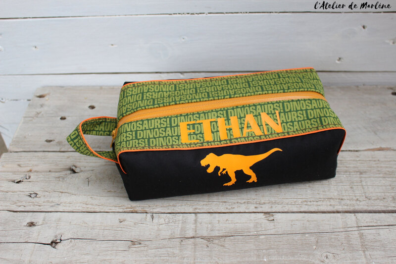 trousse de toilette dinosaure verte et orange ETHAN