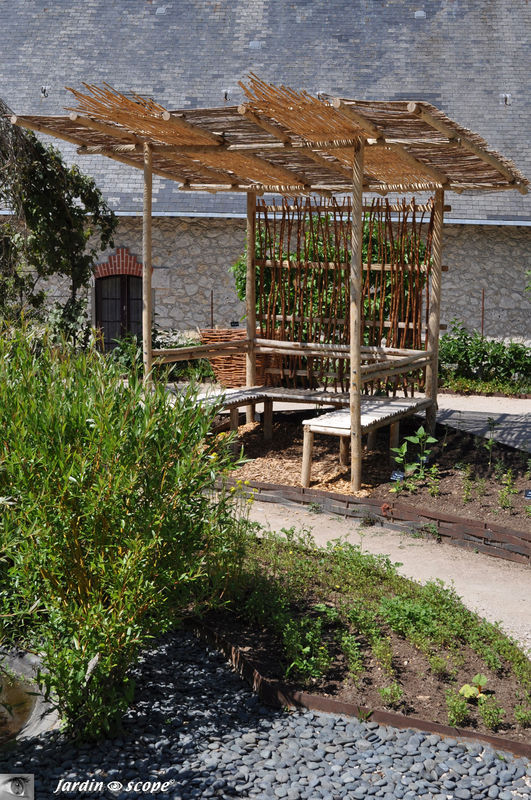 Banc en U avec auvent tamisant le soleil (Chaumont 2010)
