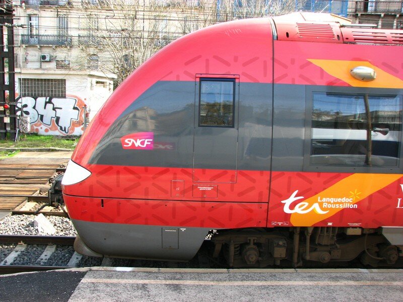 AGC dans la très belle livrée rouge 'Languedoc-Roussillon
