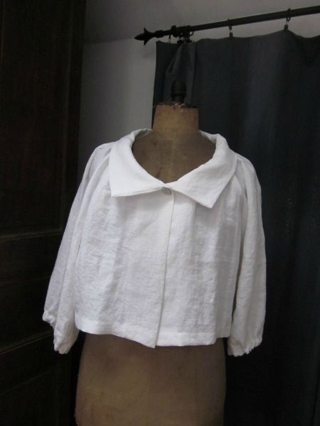 Veste BLANCHE en lin cloqué blanc cassé - fermée par un bouton de nacre (2)