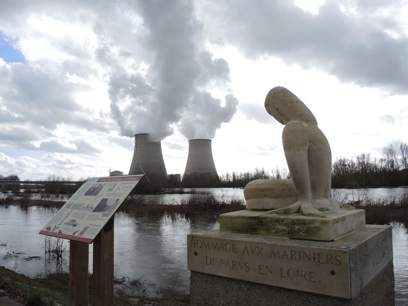 Neuvy-sur-Loire, sculpture et centrale nucléaire (58)