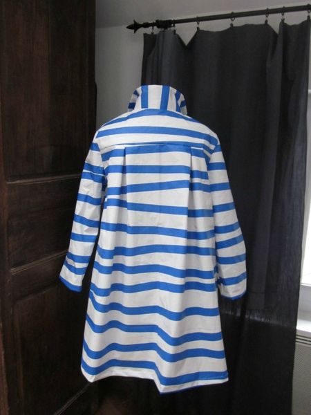 Ciré esprit marinière en coton enduit à rayures vagues horizontales bleues noué d'un lien réalisé dans le même tissu (5)