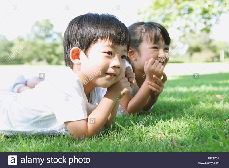 heureux-les-enfants-japonais-dans-un-parc-de-la-ville-er2x0f