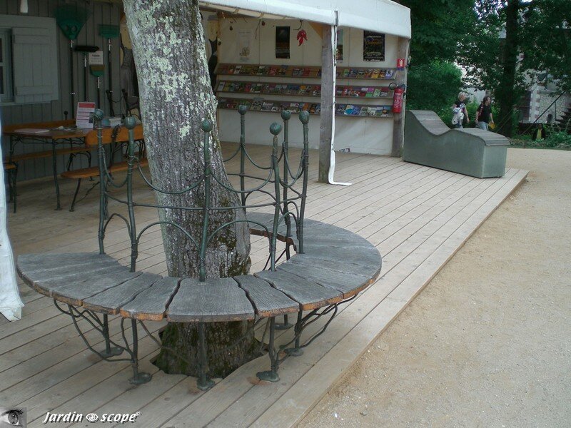 Banc entourant un arbre (Chaumont sur Loire 41)