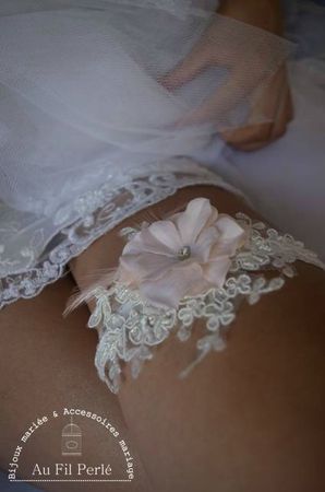 jarretière mariée dentelle ivoire fleur rose poudré plumes