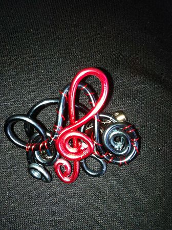 broche noir et rouge