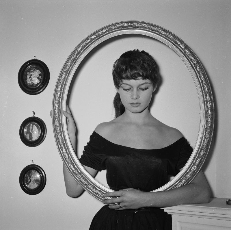 1955-chez_bb-par_gaston-robe_noire-011-1