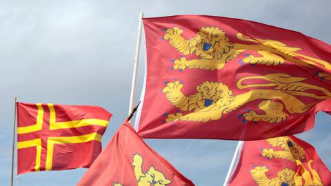 drapeaux-normands-sur-le-pont-de-normandie-10-mai-2014_4896143