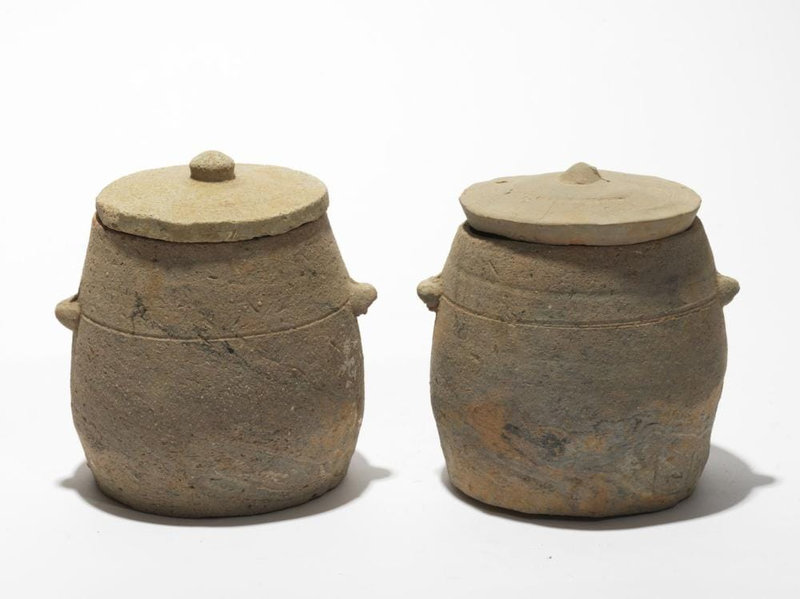 Deux petites jarres couvertes, Vietnam, période Annam (Tang), 6°-8° siècle