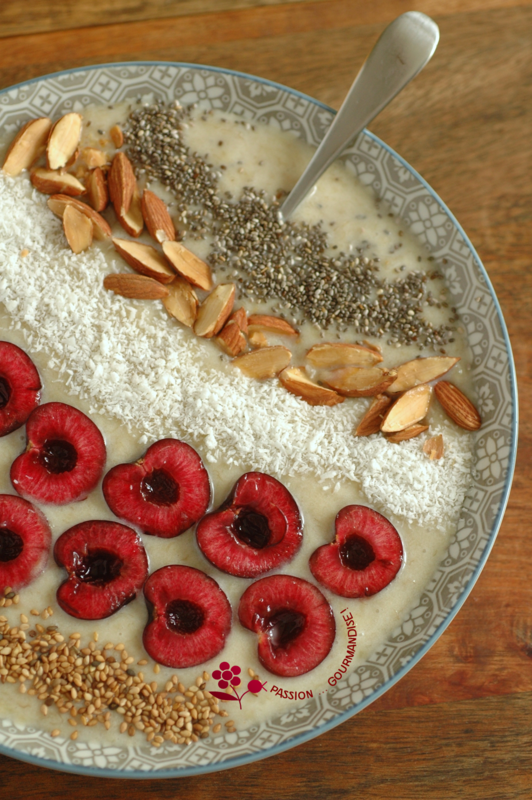 Smoothie bowl banane-lait de coco, cerise, amandes, sésame doré & graines de chia_4