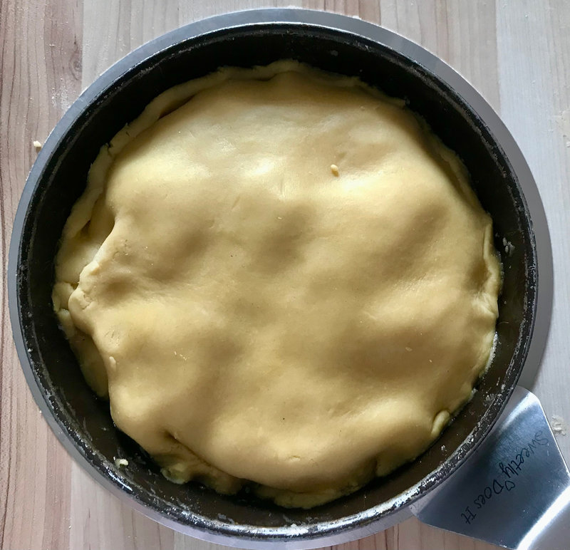 placer la pâte sur les pommes, rentrer le bord autour