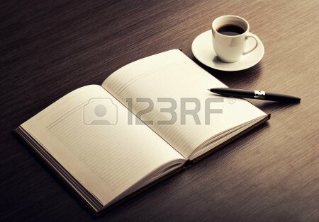 17693241-ouvrez-un-cahier-vierge-blanche-un-crayon-et-une-tasse-de-cafe-sur-le-bureau