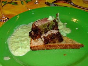 Filet d'agneau en croute d'herbes et crème d'ail