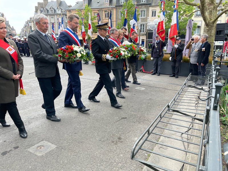 commémoration_victoire_8 mai 1945_Avranches_8 mai 2022_place Littré_dépôts de gerbes