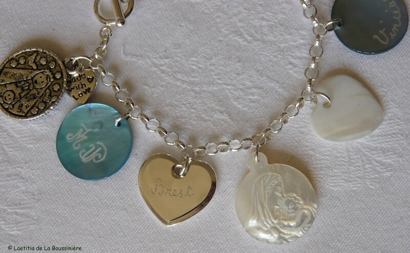 Bracelet personnalisé (détail du coeur gravé)