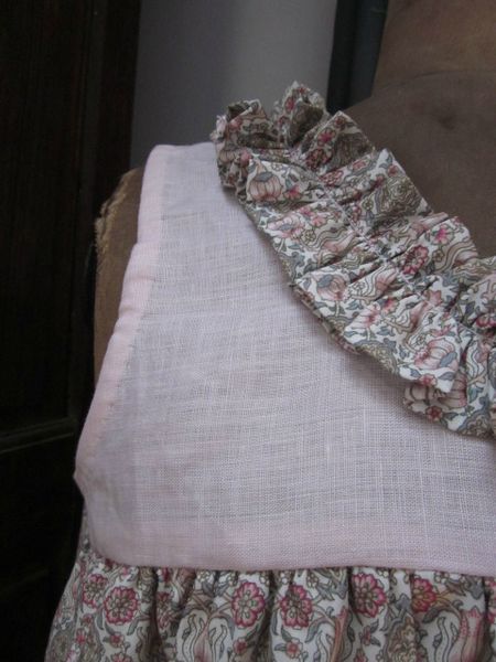 Robe BRUNE avec empiècement en lin rose et jupe et ruché en coton imprimé (4)