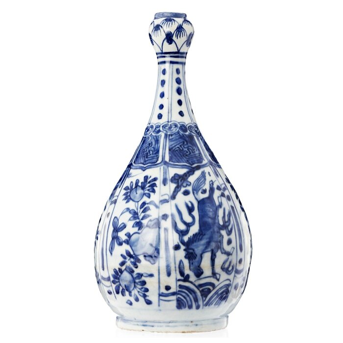 Bottle in Chinese porcelain, Ming Dynasty, Wanli period (1563-1620)