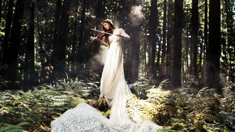 White-dress-music-girl-play-violin-in-the-forest_1600x900