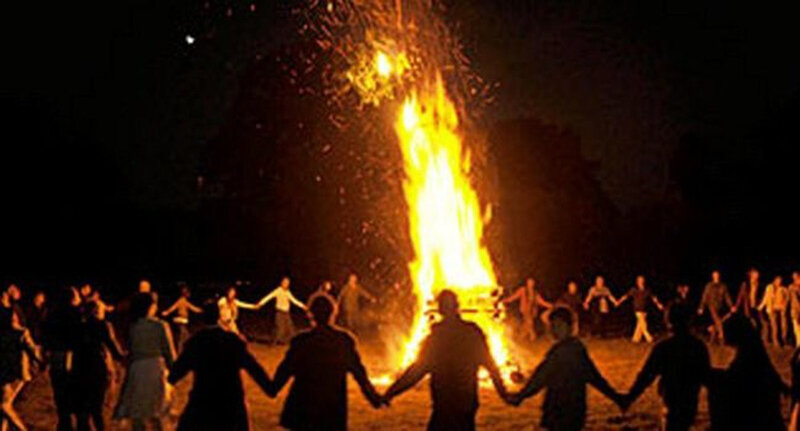 danse autour d'un feu de la saint-Jean