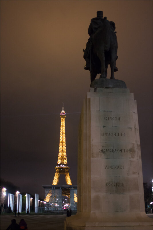Paris 31122018 01012019 ym 10 Tour Eiffel statue