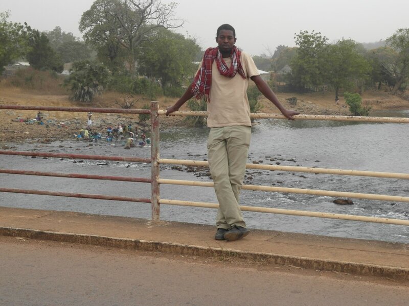 mon guide Babacar qui pose devant le fleuve