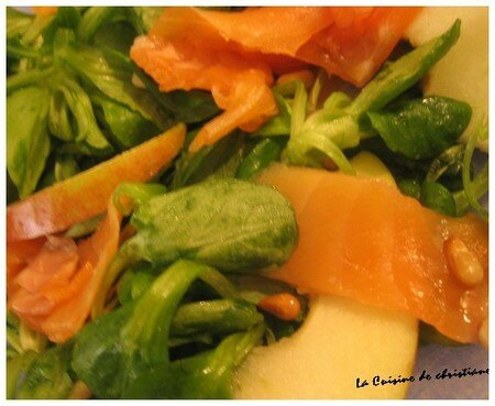 Salade_de_m_che__saumon_fum__pommes_et_pignons_2