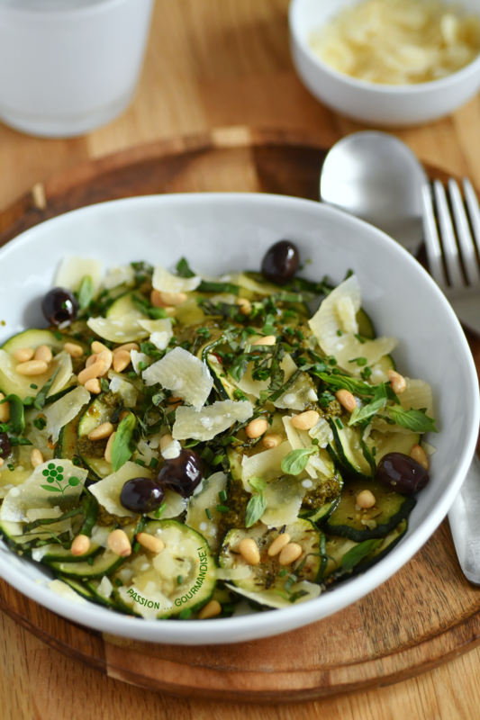 Courgettes au four, pesto, parmesan, olives noires, pignons de pin & basilic