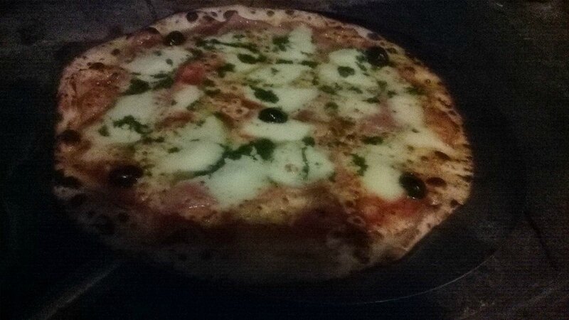 Pizza jambon mozza basilic