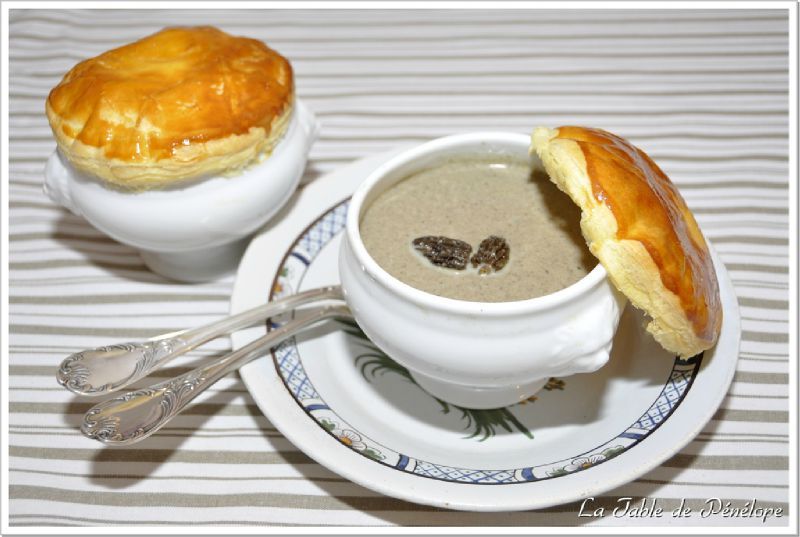Veloute de Cepes et de Morilles en Cocotte Lutee La Table de Penelope