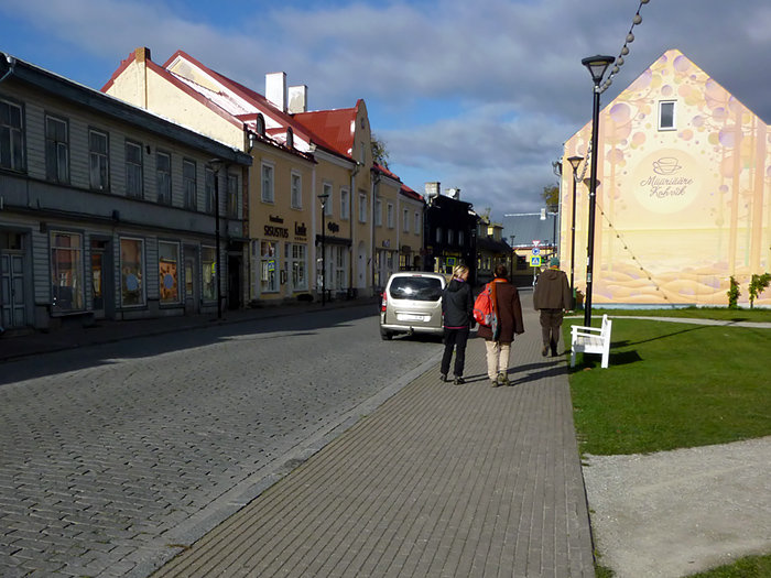 Promenade dans une rue d'Haapsalu, en Estonie